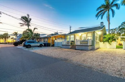 Cheerful bungalow in Anna Maria island Hotel dekat Herb Dolan Park