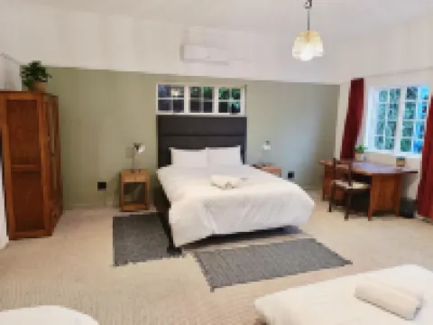Guinea Fowl Lodge - Lagoon & Heads View B&B, Central Knysna Hotels in Knysna