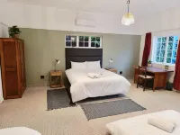 Guinea Fowl Lodge - Lagoon & Heads View B&B, Central Knysna Hotels in Sparrebosch
