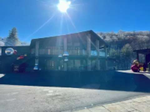 Cabin w/ Hot Tub, EV Charger, Cent A/C mins to Ski Resort & Trails, Paved Rd