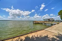 Lakefront Livingston Home w/ Dock, 1 Mi to Launch! - Parkering