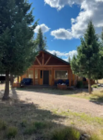Charming 2-bedroom cabin with bonus loft, pet-friendly in Seeley Lake