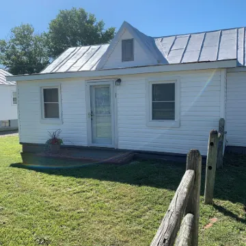 Treasured Moments Tiny Cabin Cottage in town and close to everything...