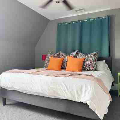 Birthday Suite / 1 BD/1BA Apt in Holiday House Rooms