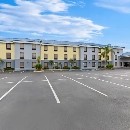 Days Inn & Suites by Wyndham Lakeland