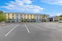 Days Inn & Suites by Wyndham Lakeland Hotels in Lakeland