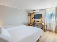 Campanile NATURE - Dijon Est Saint-Apollinaire Hotels near Gresilles Tramway Station