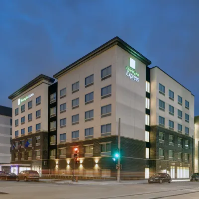 Holiday Inn Express MILWAUKEE DOWNTOWN by IHG Hotels near U.S. Cellular Arena