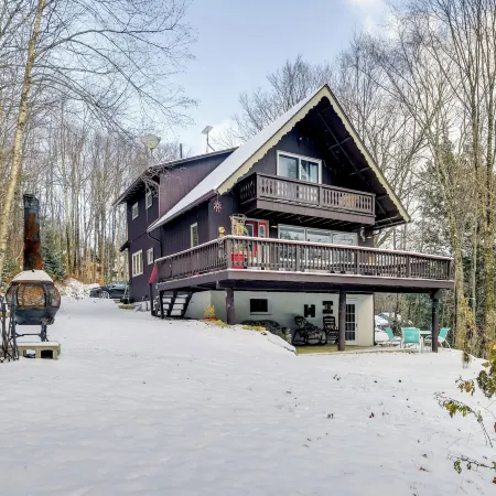 Pet-Friendly Home w/ Deck: 4 Mi to Jay Peak Resort