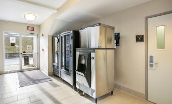 Red Roof Plus+ Boston - Logan