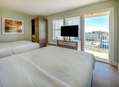 Commander Hotel & Suites