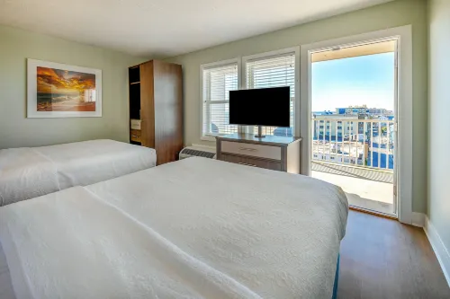 Commander Hotel & Suites