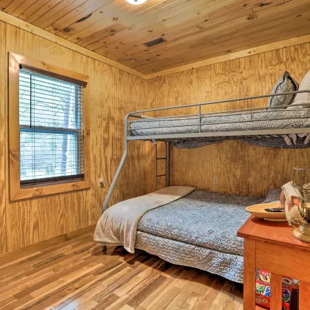 Cozy Creekside Cabin ~ 24 Mi to Red River!