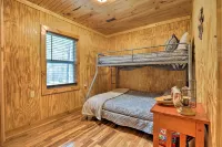 Cozy Creekside Cabin ~ 24 Mi to Red River! - WiFi