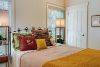Charming Granville Home w/ Porch - Walk Downtown! -  Appartamenti vacanze