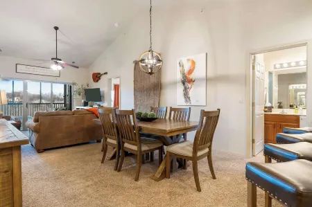 Whippoorwill Woods 3 Bdr w- Tons of Amenities! Отели рядом с достопримечательностью «Марвел Кейв»