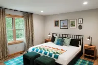 Upscale 5BR Cabin at Deep Creek - 4 King Suites + Hot Tub & Dog Friendly