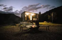 The Nile Farmstay: Modern Cabin Offering Incredible Views with Fire Pit and Spa.