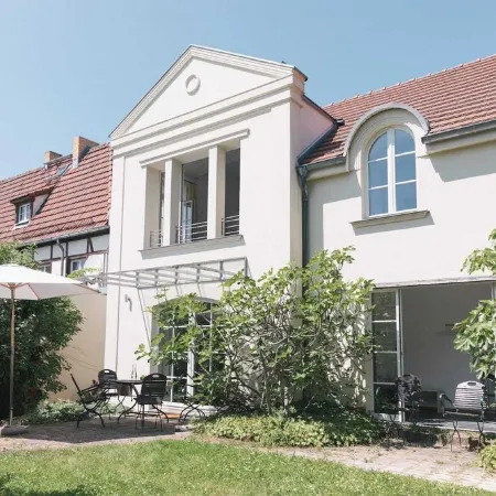 REMISE STUDIO: Garden view, balcony and water access