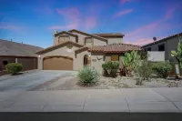 "Spacious 5Br Estrella Home, Pool Table, Heated Pool & Spa / Family & Groups"