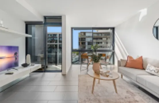 Chic City Escape With Pool, Gym & Parking