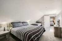 Golden Gate Getaway 4 Bedroom Home by RedAwning