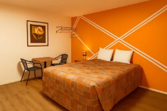 The Pas Motel Отели в г. 