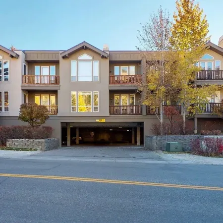 Snow Star Skylight - 3BD 3BA - Hot Tub, Gym, Walk to Ski!