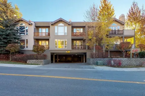 Snow Star Skylight - 3BD 3BA - Hot Tub, Gym, Walk to Ski! Hotels in Ketchum