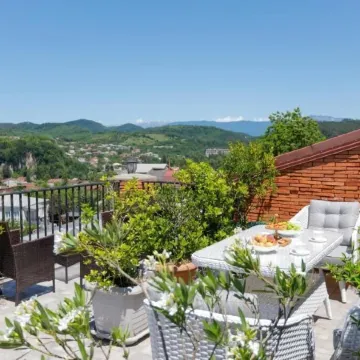 Hotel Terrace Kutaisi Отели рядом с достопримечательностью «Колхидский Фонтан»