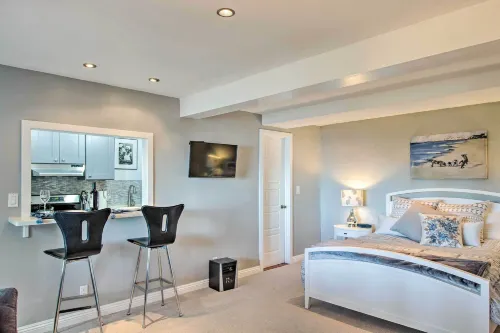 Walk to Keller Beach: Waterfront Studio w/ Hot Tub Hotels in Richmond