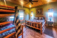 Spacious Hurley Home w/ Game Room Near Lakes - Parkering