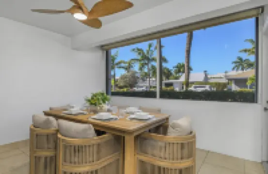 Downtown Naples Retreat - Walk to 5th Ave & Beach
