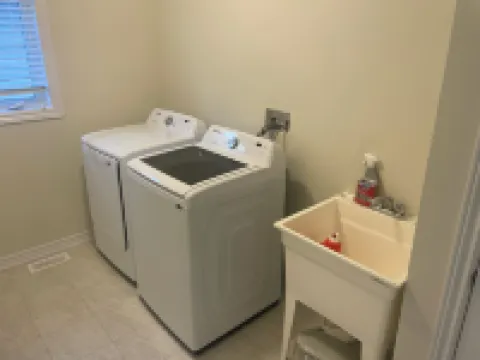 ทู อะเจเซนต์ โฮมส์ วิธ 8 เบดรูมส์