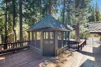 4BR Home w/ Spa, Bar, Home Gym, Decks, Near Lake - balcony