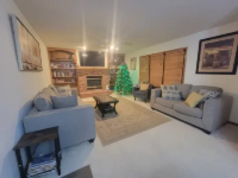 Beautiful comfy five bedroom home sleeps 11+