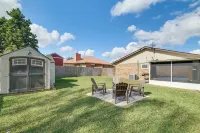 Lake Jackson Retreat w/ Lanai & Large Yard! - Wifi