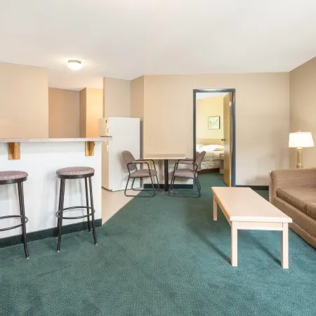 Super 8 by Wyndham Golden