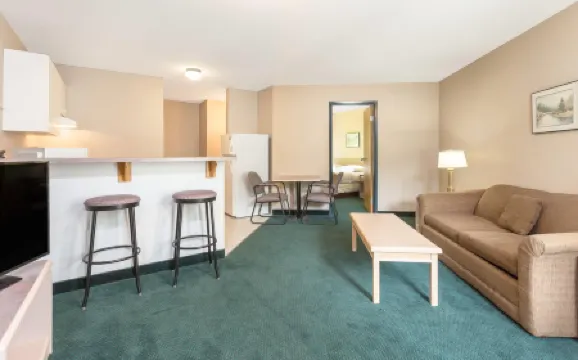 Super 8 by Wyndham Golden