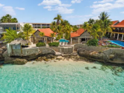 Oceanfront with private beach - 4 bedrooms, 4 bathrooms โรงแรมใน