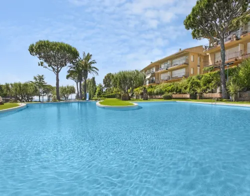 Apartment With Shared Pool for 4 People - 4-Star