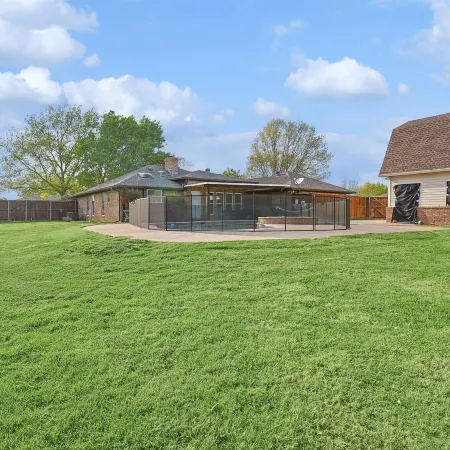 Gorgeous 4BR Home With Huge Yard, Pool