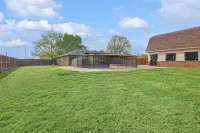 Gorgeous 4BR Home With Huge Yard, Pool