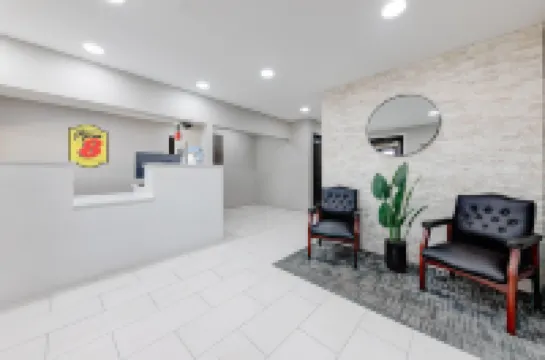 슈퍼 8 바이 윈덤 러벅 공항