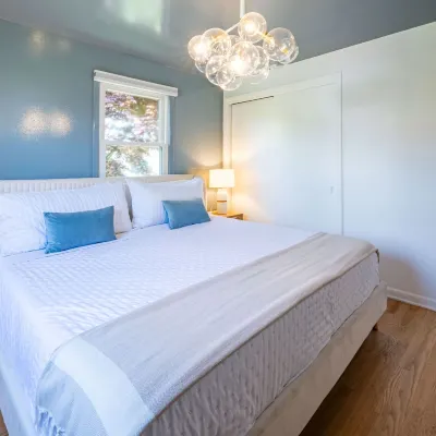 Cozy Cottage with Fire Pit Hotels near Newfield Park