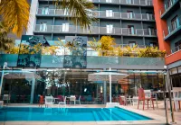Crowne Plaza DAR ES SALAAM by IHG - piscina