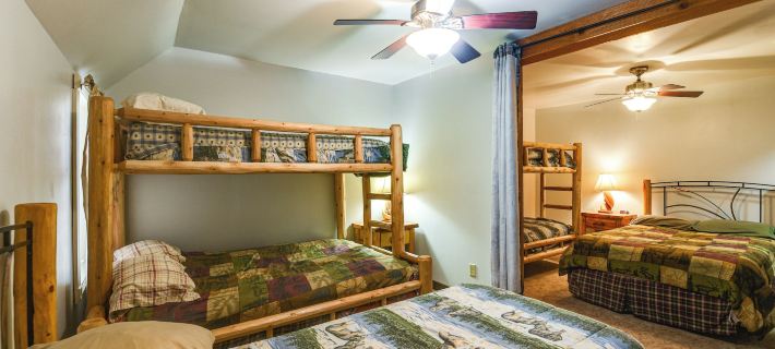 Hot Tub, Fire Pit! Massive Mt Vernon Hunting Lodge Ξενοδοχεία στην πόλη Davison County