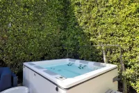 Stone Lagoon by AvantStay - Hot Tub