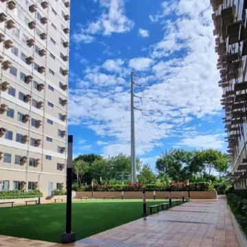 Lux 2BR Sky Condo With 24-hr Security, Fully Airconditoned & Basement Parking