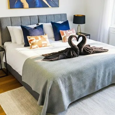 Serviced Accom Sleeps 8- Near London, Free Parking